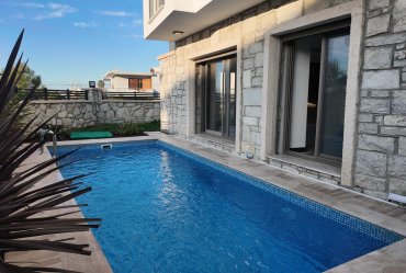 Urla Kalabak'ta Satılık Deniz Manzaralı Muhteşem Villa