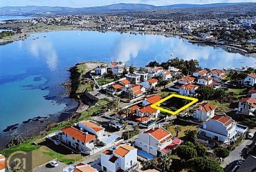 ÇEŞME YALI'DA DENİZ MANZARALI PLAJA 90 mt. MESAFEDE İMARLI ARSA